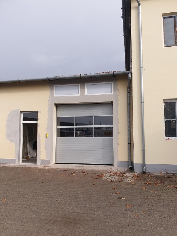 DITEC iparikapu Ezüst szìnű ipari kapu telepìtèsünk 2 sor  panoràma szekciòval a nagyobb fèny beàramlàsàt segìtve, Monoron.