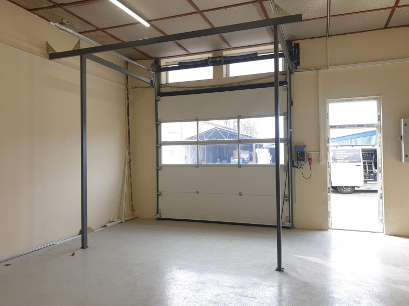 DITEC iparikapu Motoros ezüst szìnű ipari kapu telepìtèsünk 2 sor  panoràma szekciòval, Monoron a Kefa Kft.-nèl.